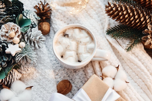 Boire dans une tasse avec fond de Noël guimauve avec décoration de vacances