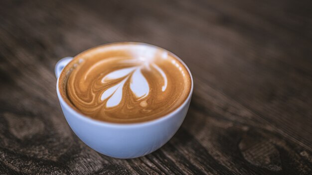 Boire du café chaud au lait