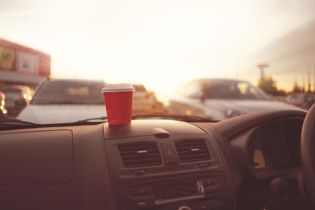 Boire du café dans une tasse en papier pendant le trajet en voiture