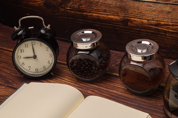 Photo boire du café, donner de l'énergie pour travailler, lire et écrire.