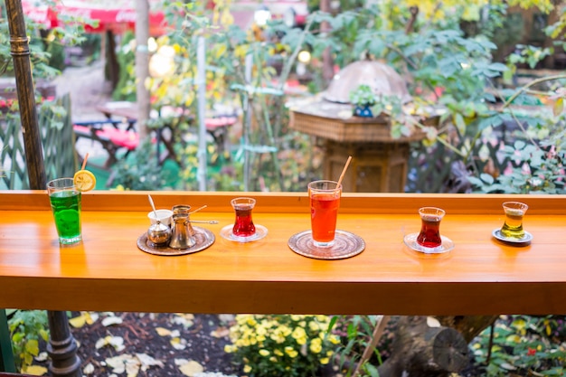 Boire du café traditionnel dans le jardin