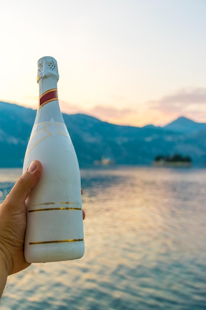Boire du champagne, naviguer sur un yacht le long de la baie de Boka de Kotor.