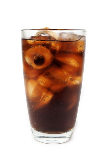 Boire du cola avec de la glace en verre sur fond blanc