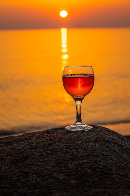 Boire du vin au bord de la mer. Mise au point sélective.