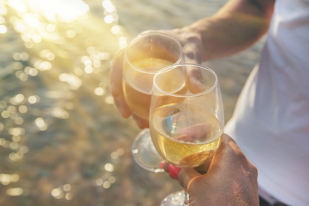 Boire du vin à la mer