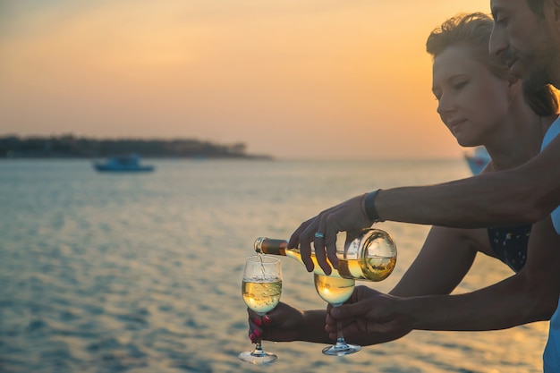 Boire du vin à la mer