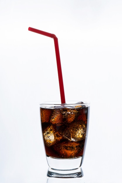 Photo boire froid, soda avec glace et rouge