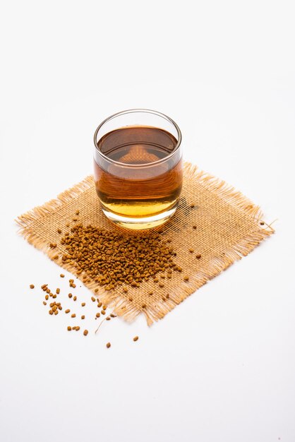 Photo boire des graines de fenugrec ou de methi dana en les trempant dans l'eau pendant la nuit tonique de santé indien