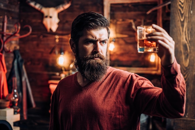 Boire un homme de fête avec une boisson alcoolisée à la maison homme ivre homme en boîte de nuit