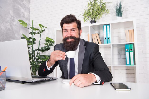 Boire pour dynamiser la santé le matin Avocat boire du thé au bureau Homme d'affaires profiter d'une pause-café au travail Boisson chaude Boisson qui aide votre journée de travail