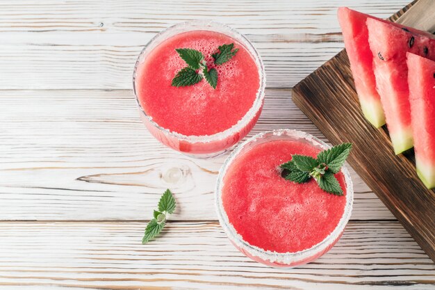 Boire Des Smoothies De Melon D'eau Rouge Dans Des Plats En Verre