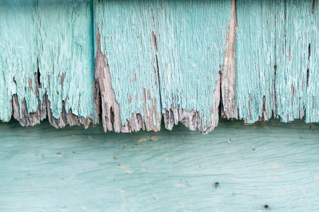 Le bois bleu pastel se décompose avec le temps et les intempéries.