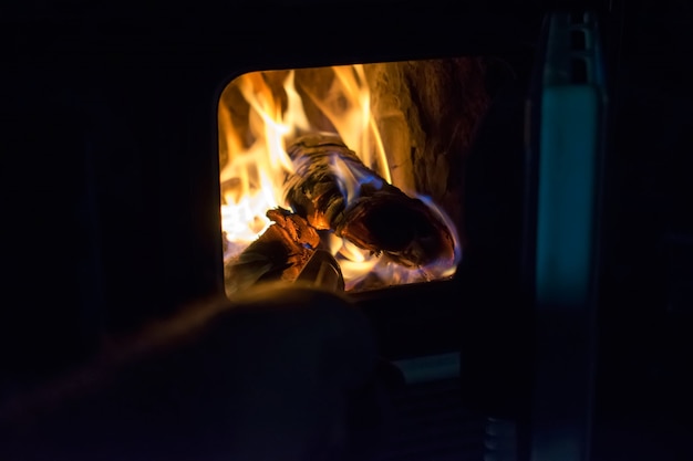 bois et charbon dans le feu dans le poêle