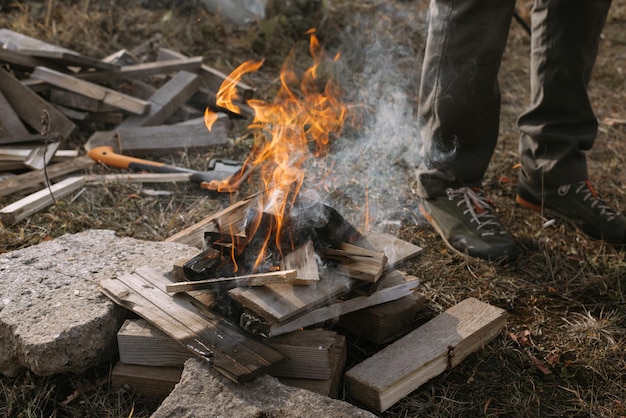 le bois de chauffage brûle préparez-vous à la cuisson au feu