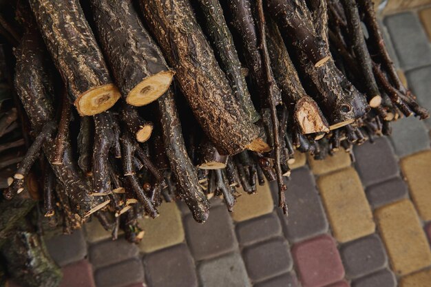 Bois De Chauffage De Cerisier Empilé En Tas Bois De Chauffage Pour Faire Un Feu Et Chauffer La Maison Par Temps Froid Ressources Modèle D'arbre De Chauffage Vue De Dessus D'un Tas De Branches De Cerisier Abattues