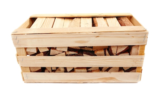 Photo bois de chauffage dans une boîte en bois isolée sur blanc