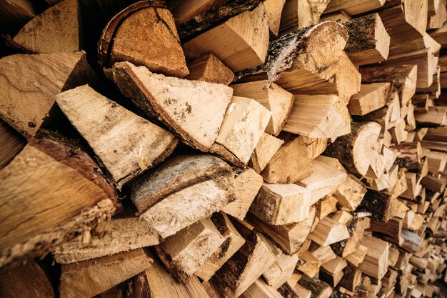 Bois de chauffage empilé dans un mur