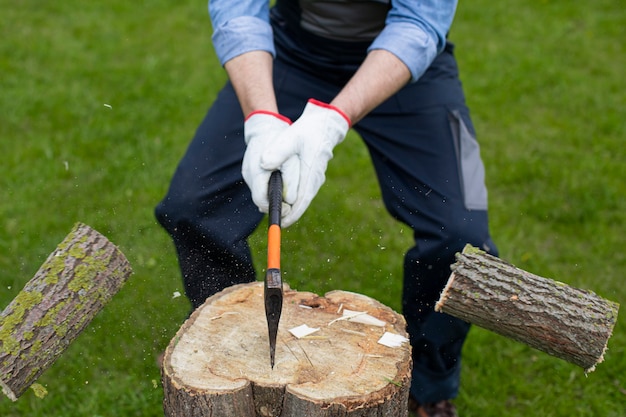 Le bois de chauffage se propage après avoir été frappé avec une hache sur une bosse