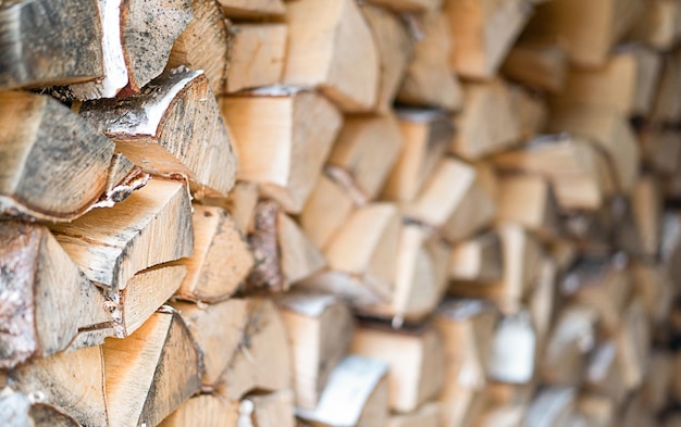 Le bois de chauffage sec empilé se trouve sur une pile