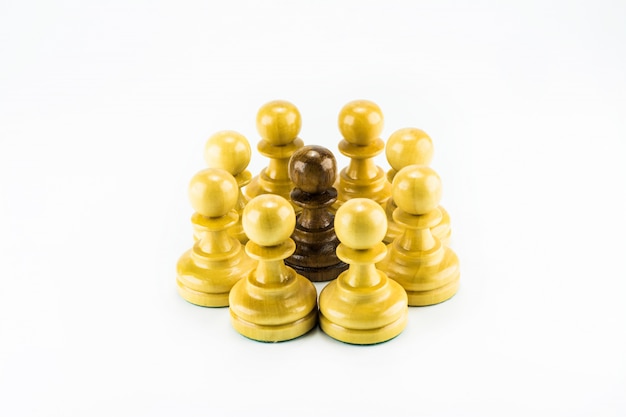 bois d&#39;échecs sur fond blanc