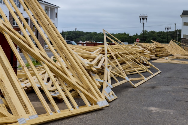 Bois empilé sur des matériaux de construction de maison