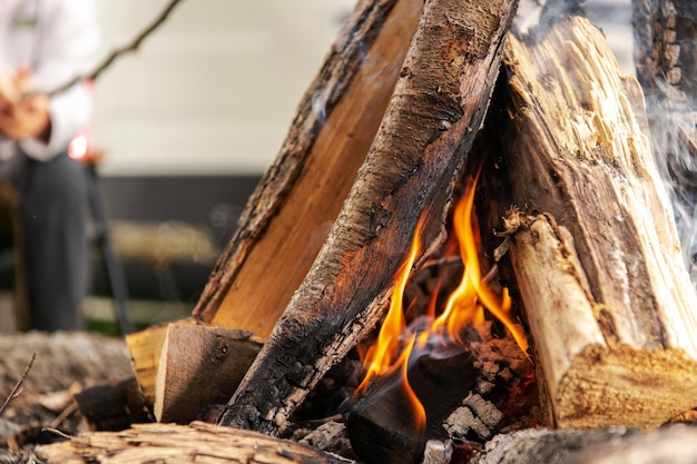 Bois de feu de camp brûlant