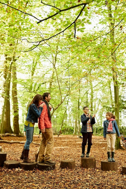 Bois de hêtres en automne Une famille de quatre personnes dans les bois