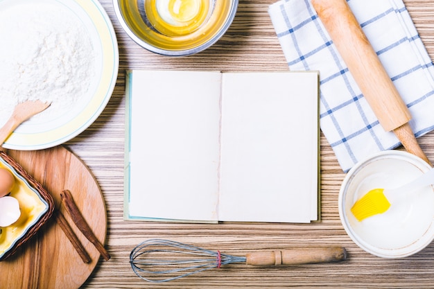 Photo en bois avec des ingrédients de cuisson. vue de dessus.