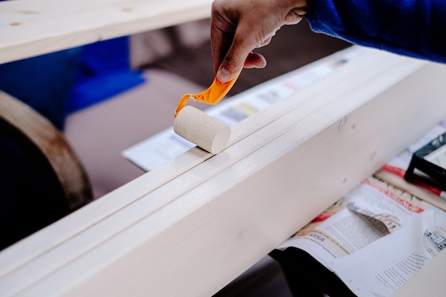 Bois de peinture à la main coupé