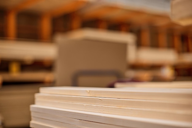 Bois de planches en entrepôt ou en magasin pour la construction