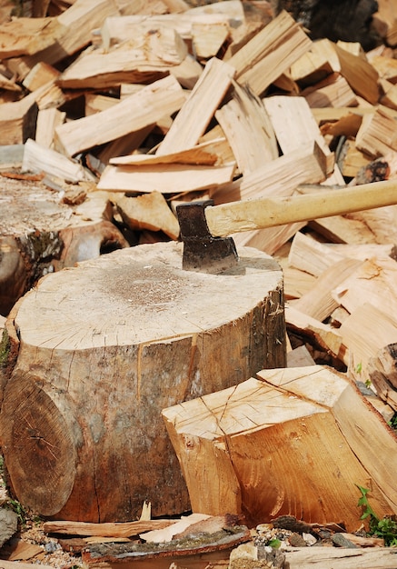 Photo bois préparé avec une hache pour l'hiver