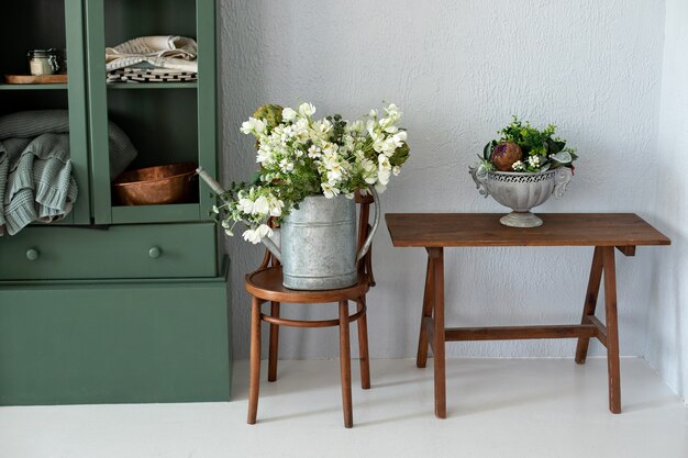 Bois rustique et intérieur de cuisine verte avec bouquet de fleurs