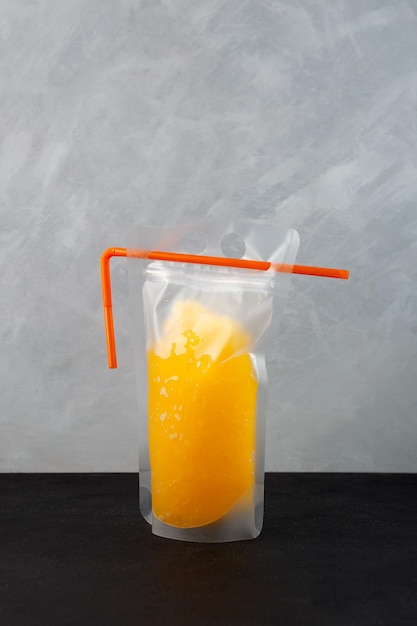 Boisson d'agrumes pour adultes dans un sac réutilisable étanche avec de la paille à boire Slushy de vin d'orange