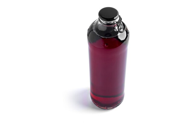 Boisson alcoolisée cerise dans une bouteille isolée sur blanc.