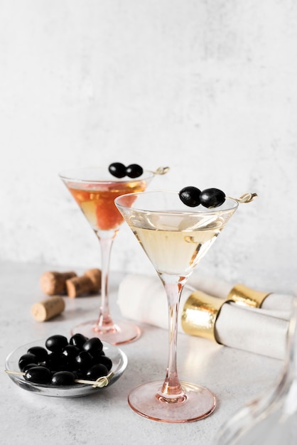 Boisson alcoolisée forte aux olives et fruits