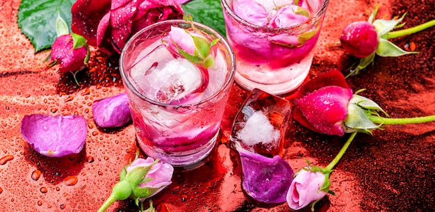 Boisson alcoolisée à la rose