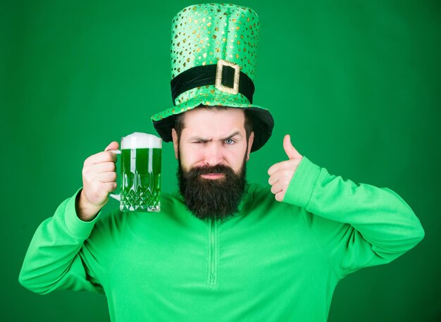 Boisson alcoolisée Symbole de l'Irlande Homme hipster barbu boire de la bière Pub irlandais Recommande fortement Boire de la bière Célébration Menu de fête et de vacances Bière traditionnelle teintée en vert Fête de Patrick