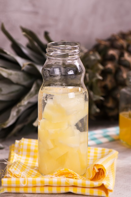 Boisson d&#39;ananas dans une petite bouteille en verre