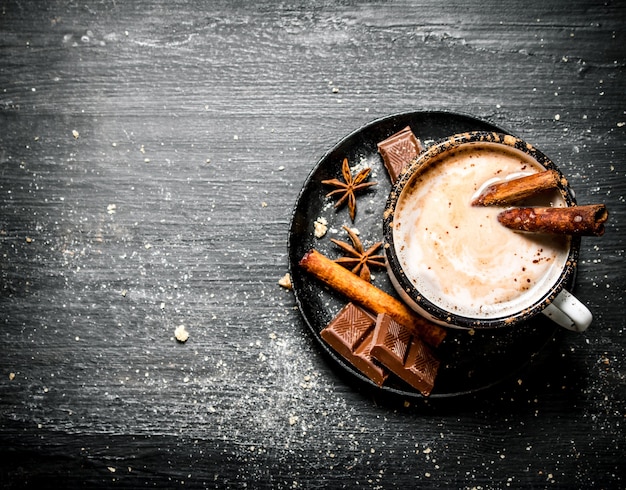 Boisson aromatique au cacao à la cannelle et au chocolat.