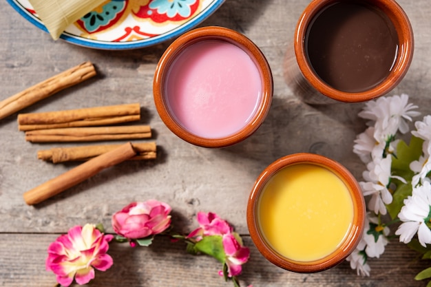 Boisson atole mexicaine traditionnelle sur table en bois