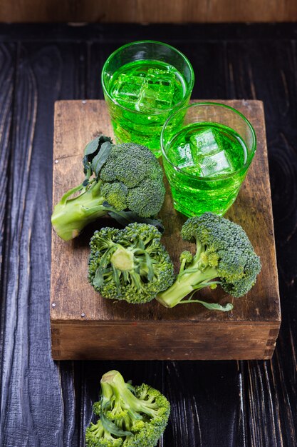 Boisson au brocoli avec de la glace