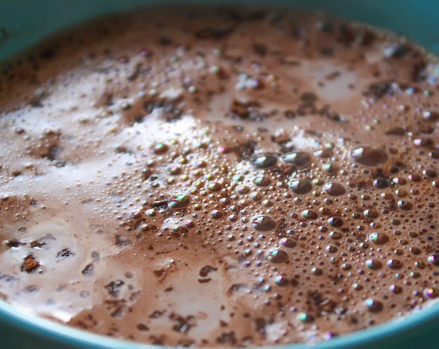 Boisson au cacao chaud avec du lait dans une tasse en céramique se bouchent