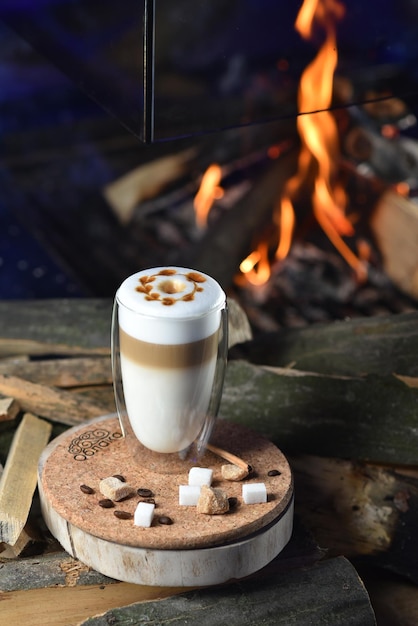 Boisson au café chaud Latte Macchiato sur fond de feu