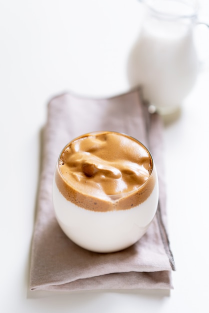 Boisson au café tendance crémeuse et moelleuse glacée avec mousse de café et lait.