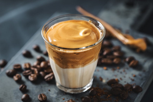 Boisson au café tendance Dalgona avec du lait et de la mousse fouettée à base de café instantané et de sucre.