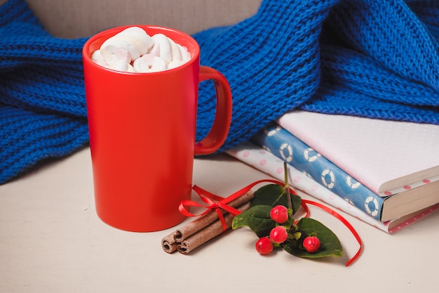 Boisson au chocolat chaud avec guimauve, beze, cannelle