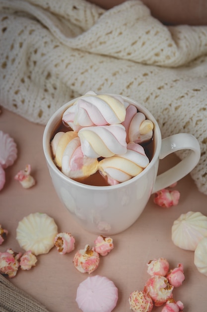 Boisson au chocolat chaud avec guimauve, beze, pop-corn