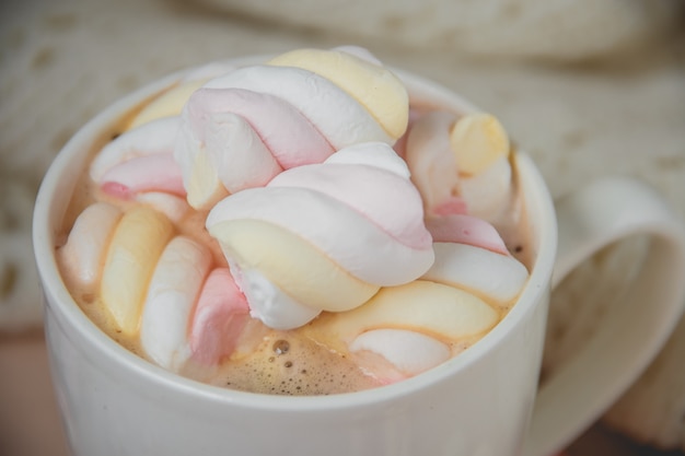 Boisson au chocolat chaud à la guimauve