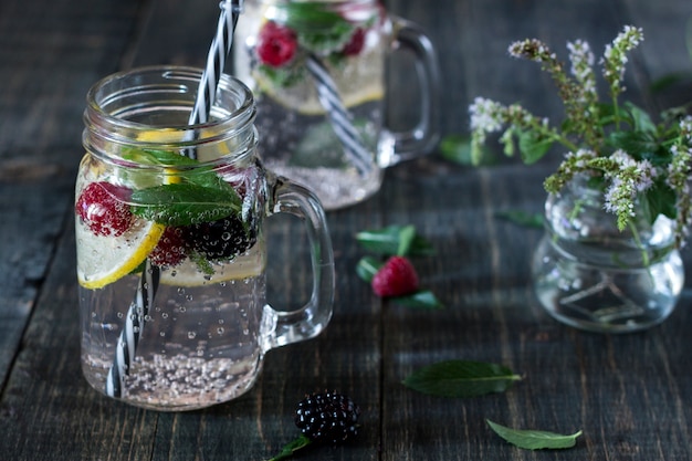 Une boisson au citron rafraîchissante dans une tasse en verre sur une table en bois