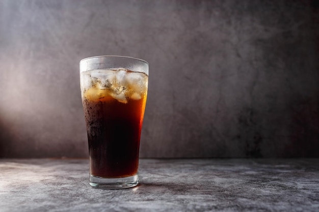 Boisson au cola dans un verre avec de la glace